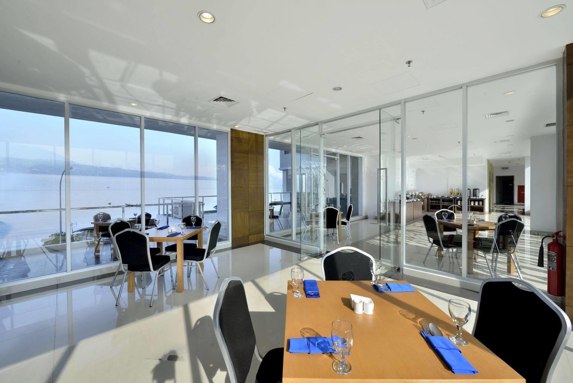 Whiz Prime Hotel Megamas Manado Exteriér fotografie