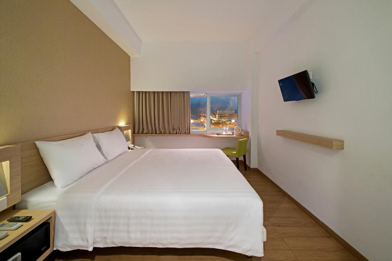 Whiz Prime Hotel Megamas Manado Exteriér fotografie