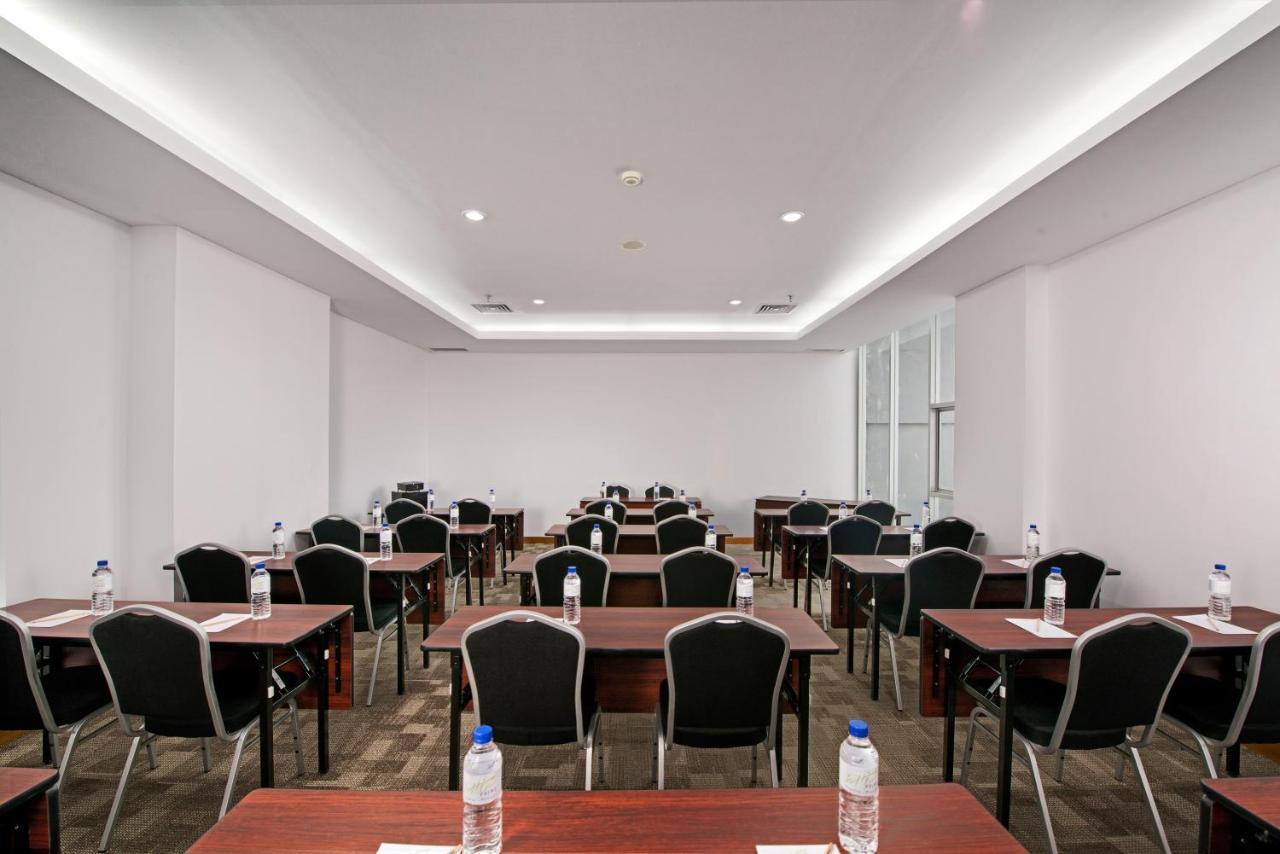 Whiz Prime Hotel Megamas Manado Exteriér fotografie